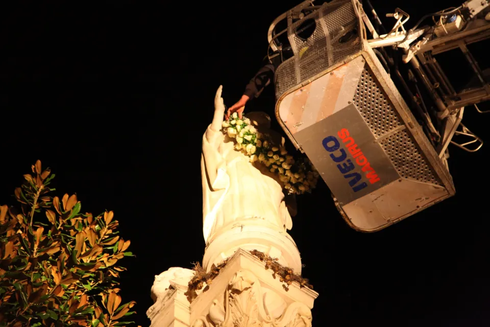 Dal cestello di un'autoscala la corona di fiori viene posta sulla statua dell'Immacolata
