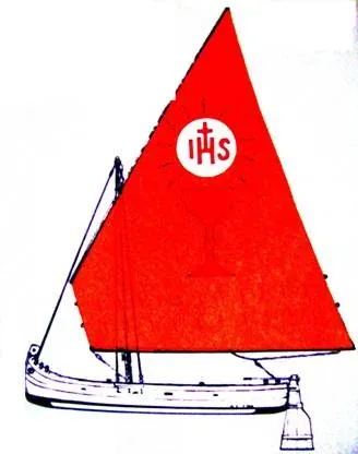 Illustrazione di una barca da pesca con vela al terzo rossa che reca il monogramma IHS in un cerchio bianco
