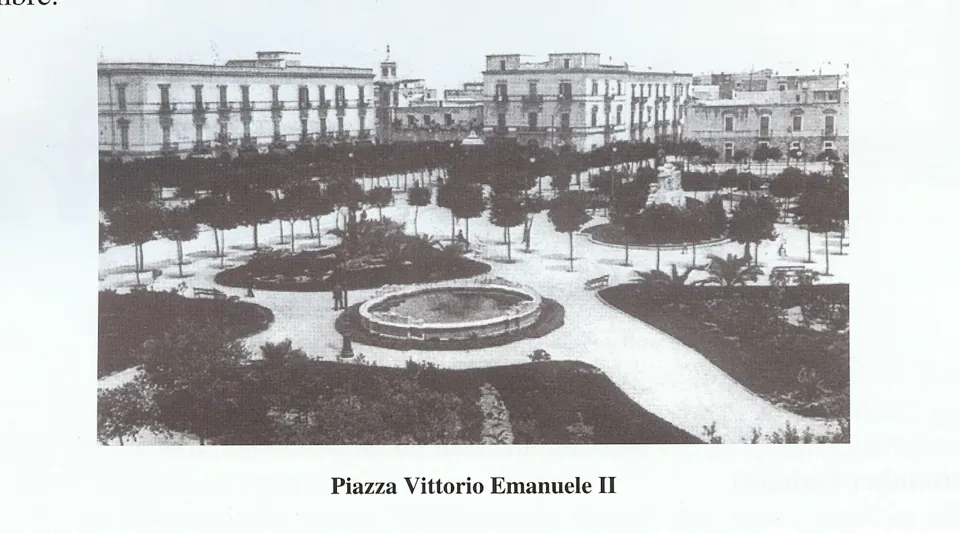 Veduta d'epoca dei giardini di piazza Vittorio Emanuele II con fontana circolare, viali e palazzi, come da didascalia