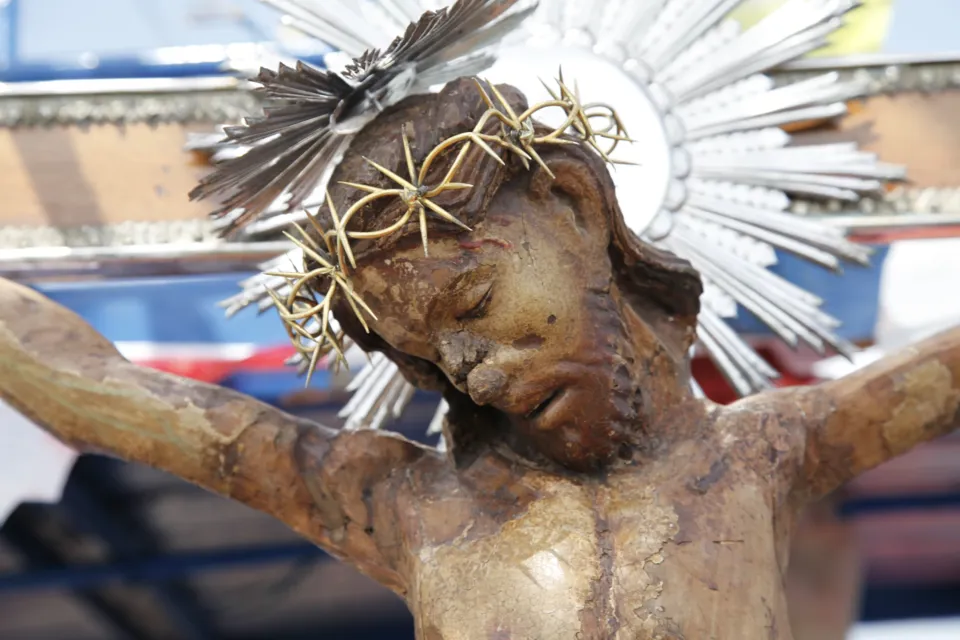 Primo piano del volto del Crocifisso ligneo di Colonna con corona di spine metallica e raggiera argentata