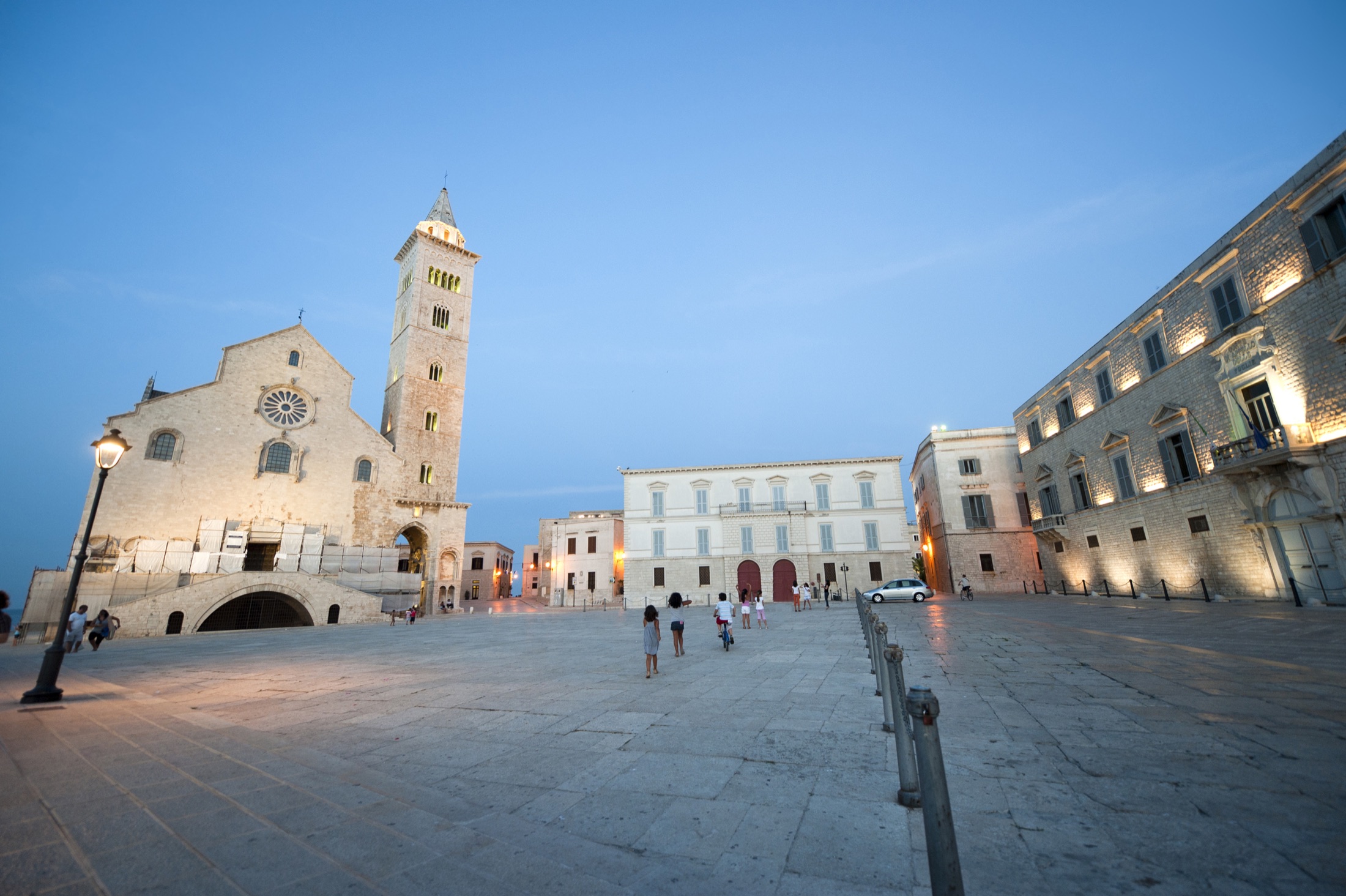Piazza Duomo con la facciata e il campanile della Cattedrale di Trani