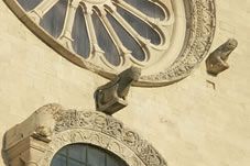 Sculture medievali presso il rosone della Cattedrale